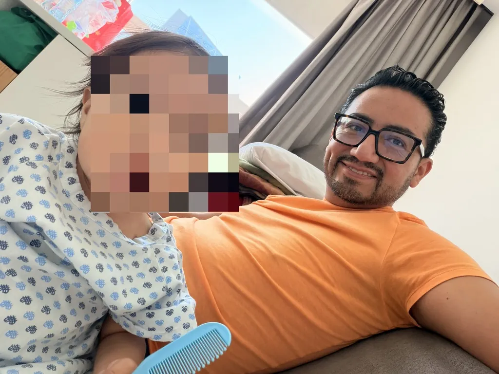 El Dr. Alex Miranda con un pequeño paciente