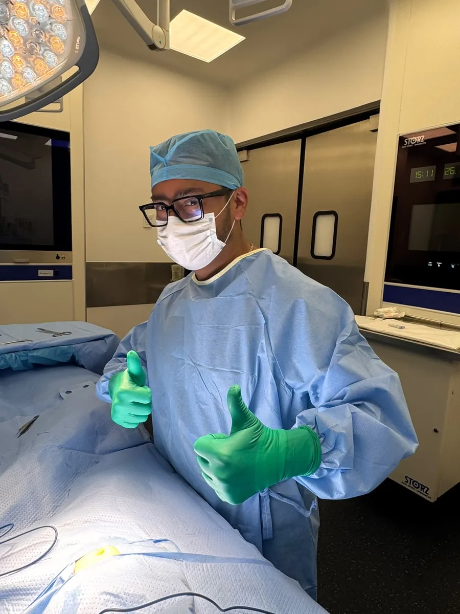 El Dr. Alex Miranda en quirófano con el pulgar arriba